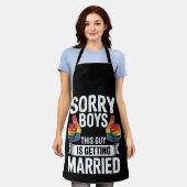 この人結婚します LGBTQ Pride エプロン (着用した状態)