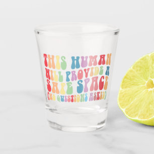 この人間は安全な宇宙ゲイLGBTQを提供する ショットグラス