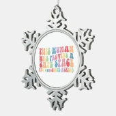 この人間は安全な宇宙ゲイLGBTQを提供する スノーフレークピューターオーナメント (右)