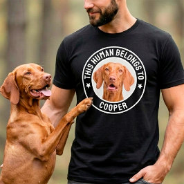 この人間は犬/猫の名前のペットに飼われています オカルト写真 Tシャツ