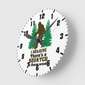 この信じ森の中にスクアッチがある ラウンド壁時計 (傾斜)