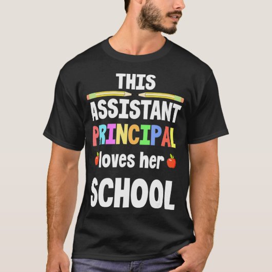 この助手の校長は彼女の学校が大好きだ Tシャツ (正面)
