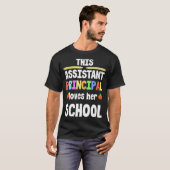 この助手の校長は彼女の学校が大好きだ Tシャツ (正面フル)