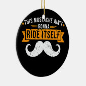 この口ひげは自分に乗らないデザインティー セラミックオーナメント (右)