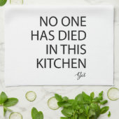 この台所ではまだ誰も死なないおもしろい キッチンタオル (折り畳み)