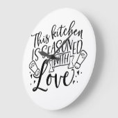 この台所は愛情で味付けされている ラージ壁時計 (傾斜)