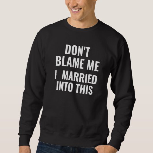 この夫婦に私のたった今結婚しましたを責めない スウェットシャツ (正面)