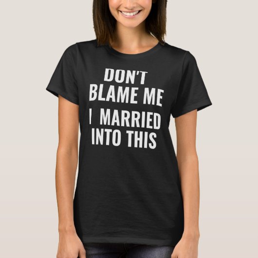 この夫婦に私のたった今結婚しましたを責めない Tシャツ (正面)