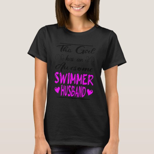 この女の子には泳ぐ人の夫素晴らしがいる Tシャツ (正面)