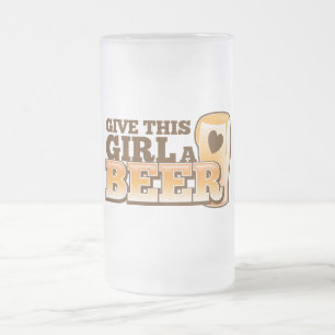 この女の子にビール店からのビールデザインを与えて下さい フロストグラスビールジョッキ