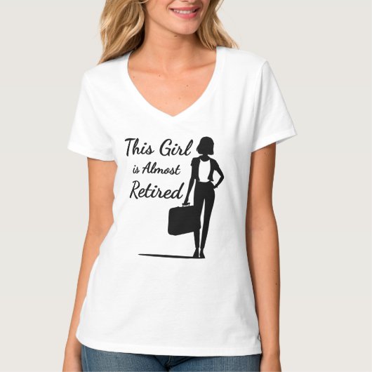 この女の子はもう退職した少しおもしろい引っ込んだ Tシャツ (正面)