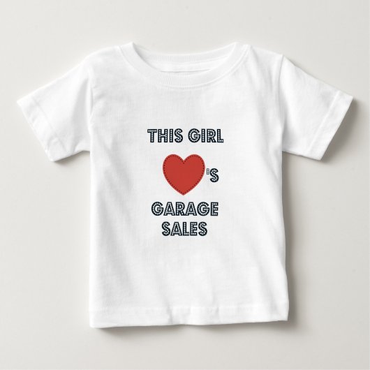 この女の子はガレージセールスを愛する/ハート ベビーTシャツ (正面)