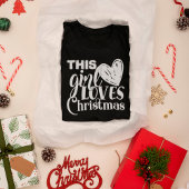 この女の子はクリスマスを愛するハートホワイトタイポグラフィ Tシャツ