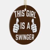 この女の子はスインガーの組み合おもしろいわせのカップルだ セラミックオーナメント (右)