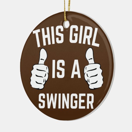 この女の子はスインガーの組み合おもしろいわせのカップルだ セラミックオーナメント (左)