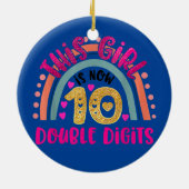 この女の子は今10ダブルデジットの誕生日ギフト セラミックオーナメント (裏面)