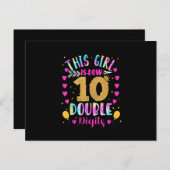 この女の子は今10歳のタイダイステッカー付き ポストカード (正面/裏面)