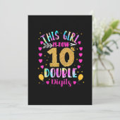 この女の子は今10歳のタイダイステッカー付き 招待状 (スタンド正面)