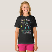 この女の子は今13公式10代の若者13日 Tシャツ (正面フル)