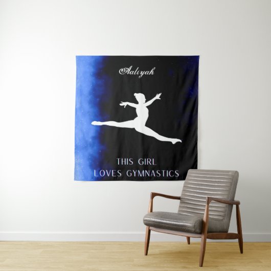 この女の子は体操の黒、青、白が大好き タペストリー (インサイチュ)