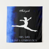 この女の子は体操の黒、青、白が大好き タペストリー (正面)