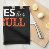 この女の子は彼女のピットブルを愛している キッチンタオル (四つ折り)