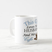 この女の子は彼女の夫および彼女のコーヒーを愛します コーヒーマグカップ (正面左)