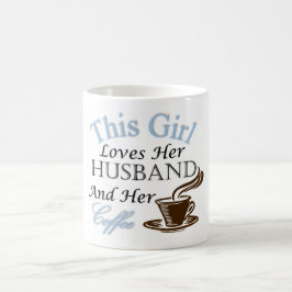 この女の子は彼女の夫および彼女のコーヒーを愛します コーヒーマグカップ