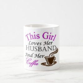 この女の子は彼女の夫および彼女のコーヒーを愛します コーヒーマグカップ