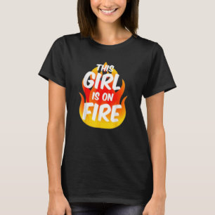 この女の子は火の激しい女性のパワーGo Giている Tシャツ