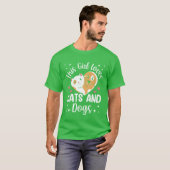 この女の子は犬と猫の家族が大好き猫好き Tシャツ (正面フル)