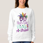 この女の子は飲み物のマルディグラスススウェットシャツを必要とする スウェットシャツ (正面)