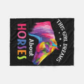 この女の子は馬の乗馬クローを夢見る フリースブランケット (正面(横))