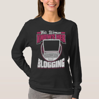 この女性は彼女のブログコンテンツ作成者Bloを知っている Tシャツ