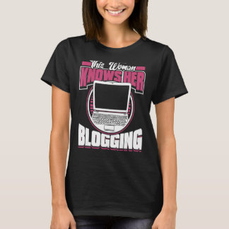 この女性は彼女のブログコンテンツ作成者Bloを知っている Tシャツ