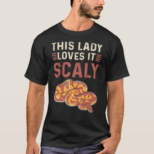 この女性は鱗片状のパイソン王室のバナナボールが大好き Tシャツ (正面)