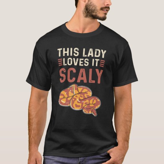 この女性は鱗片状のパイソン王室のバナナボールが大好き Tシャツ (正面)