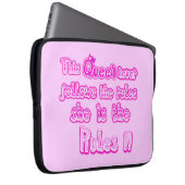 この女王は決してエレクトロニ後を追クスバッグを規則しない ラップトップスリーブ (正面右)