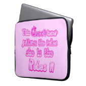 この女王は決してエレクトロニ後を追クスバッグを規則しない ラップトップスリーブ (正面左)