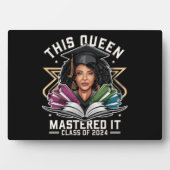 この女王は2024年卒業のクラスをマスター フォトプラーク (正面)