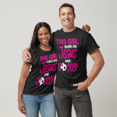 この女走の子はイエスとサッカー Tシャツ (ユニセックス)