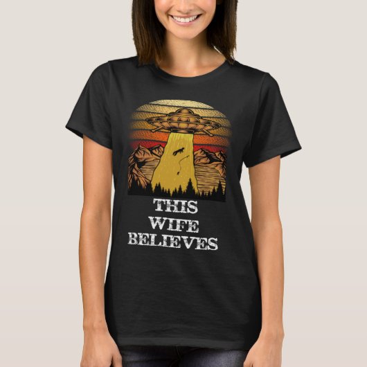 この妻信じUFOエイリアン陰謀 Tシャツ (正面)