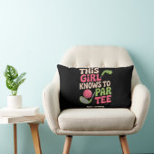 この娘はゴルフの贈り物をおもしろい分遊かっている ランバークッション (椅子)