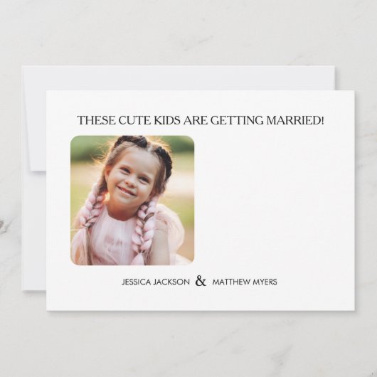 この子どもたちは結婚した子供時代の写真を撮ろうとしている 招待状 (正面)