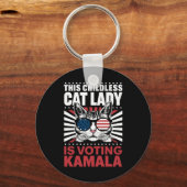 この子どものいないキャットレディはカマラ2024に投票している キーホルダー (正面)