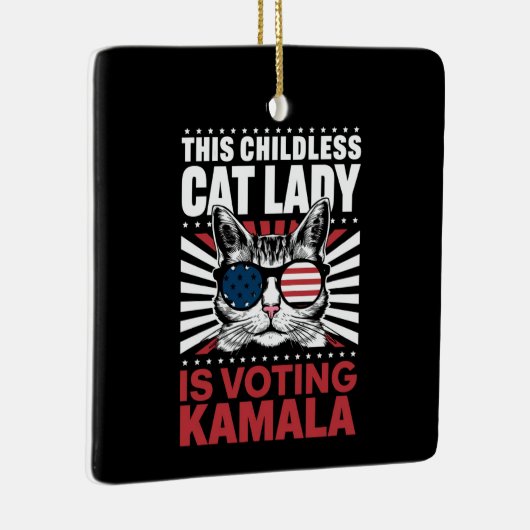 この子どものいないキャットレディはカマラ2024に投票している セラミックオーナメント (右)