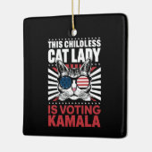 この子どものいないキャットレディはカマラ2024に投票している セラミックオーナメント (左)
