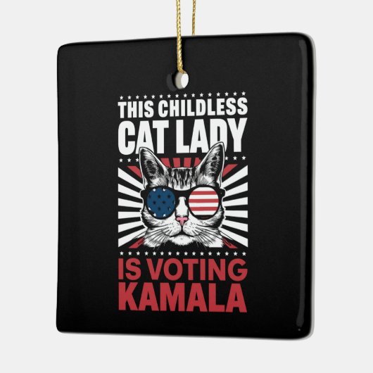 この子どものいないキャットレディはカマラ2024に投票している セラミックオーナメント (左)