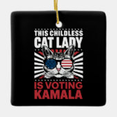 この子どものいないキャットレディはカマラ2024に投票している セラミックオーナメント (正面)