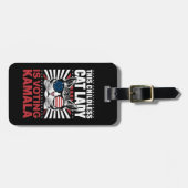 この子どものいないキャットレディはカマラ2024に投票している ラゲッジタグ (正面横)